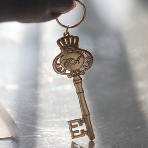 Золотой брелок ключ с надписью