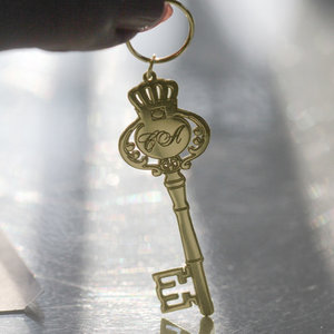 Брелок ключ из желтого золота с надписью
