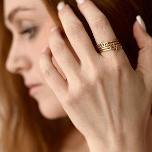 Серебряное наборное кольцо с четырьмя буквами с желтой позолотой